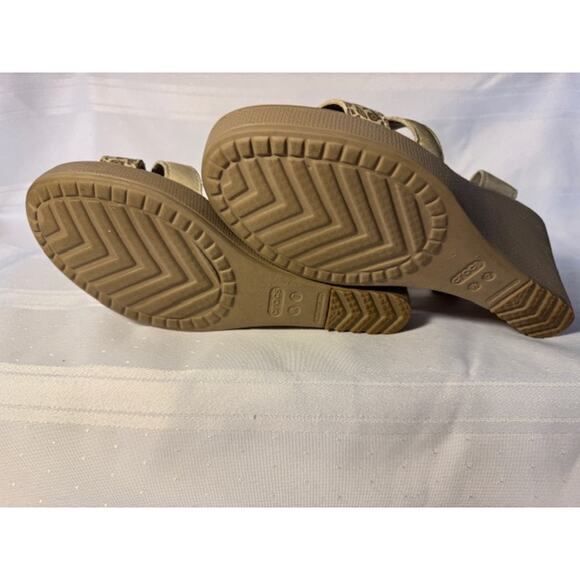 Women’s Crocs Wedge Sandals Size 7 Beige Leopard Strap Lightweight Comfort - Picture 5 of 7